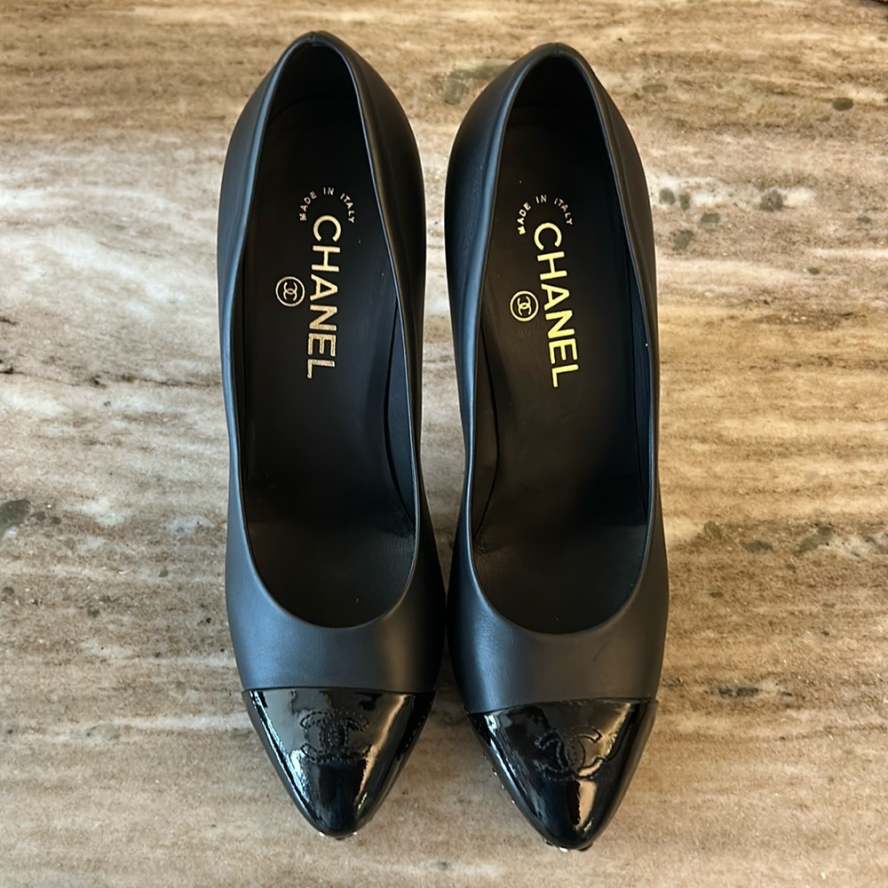 Slightly worn Chanel 39.5 black platform heels with pointed toes and gold chain.